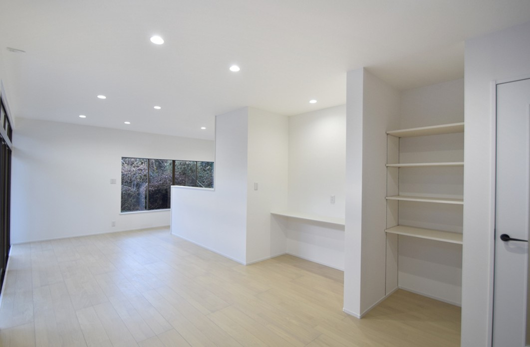 岡谷市長地権現町1丁目　中古戸建の居間・リビング|リビングには仕事や勉強にも便利なカウンタースペースがございます。