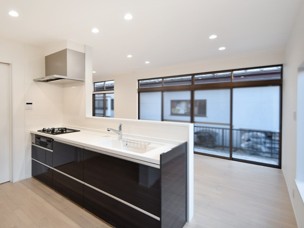 岡谷市長地権現町1丁目　中古戸建のキッチン|リビングを見渡しながら家事のできる対面キッチンでご家族との会話も弾みます。