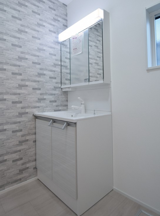 岡谷市長地権現町1丁目　中古戸建の独立洗面台|三面鏡洗面台で身だしなみチェックもばっちり。