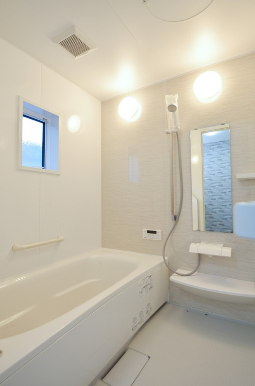 岡谷市長地権現町1丁目　中古戸建の浴室|浴室には窓もあり換気良好。カビの発生を防ぎます。