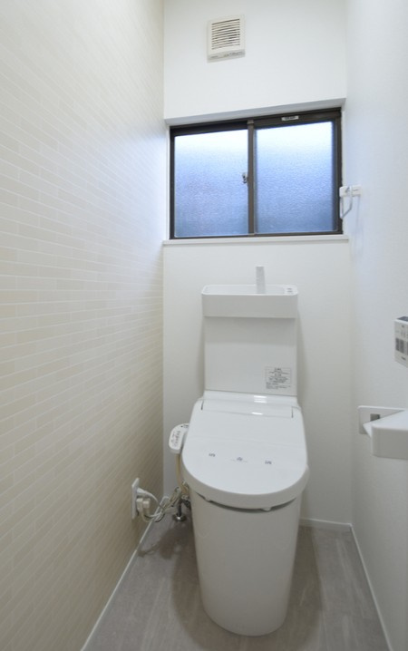 岡谷市長地権現町1丁目　中古戸建のトイレ|清潔感溢れるトイレ。落ち着いた空間で安らぎのひとときをお過ごしいただけます。
