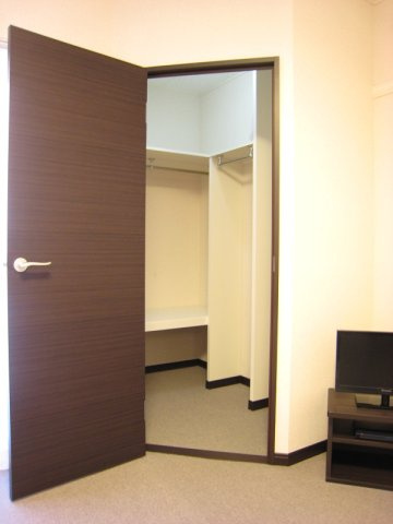 レオネクストウォーターリリーの内装|ウォークインクローゼット。照明付き。