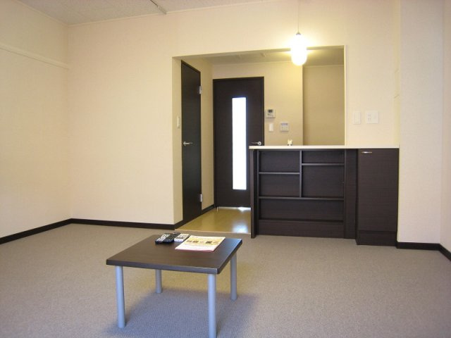 レオネクストウォーターリリーの居間・リビング|カウンターキッチンのお部屋です