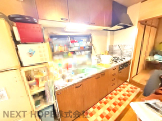 【キッチン】 | 東大阪市高井田本通1丁目中古戸建 | システムキッチンです♪収納力も有り、使い勝手も良いです！シンク前には窓も有り、明るく快適です！！※居住中の為、事前にご連絡いただければご案内がスムーズです。