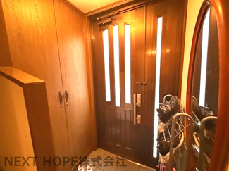 【玄関】 | 東大阪市高井田本通1丁目中古戸建 | 玄関には大きなシューズBOXが設けられており、ご家族のたくさんの靴もスッキリ収納できます！！