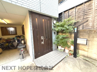 【駐車場】 | 東大阪市高井田本通1丁目中古戸建 | 玄関横の車庫です♪大切な自動車や自転車・バイクを雨、風から守ってくれます！防犯面でも安心ですね！