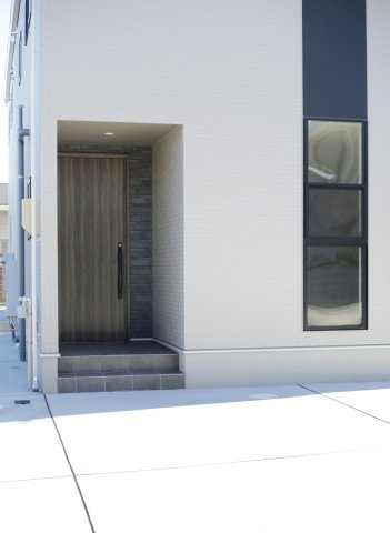 半田市白山町戸建て A棟のエントランス