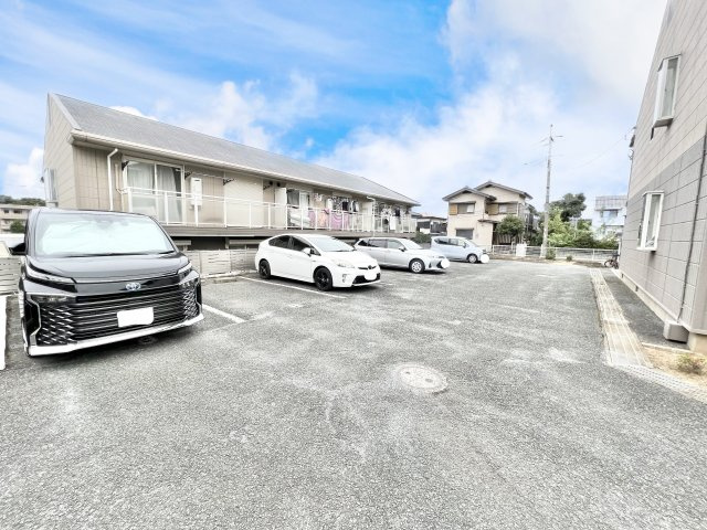 グランドサン伍番館の駐車場