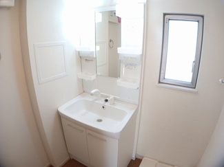 【洗面所】 | サンムーン　ゴールドスター　２ | 明るい洗面所です
