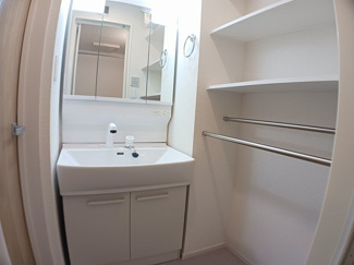 【洗面所】 | プレミアコート　上高津 | 明るい洗面所です