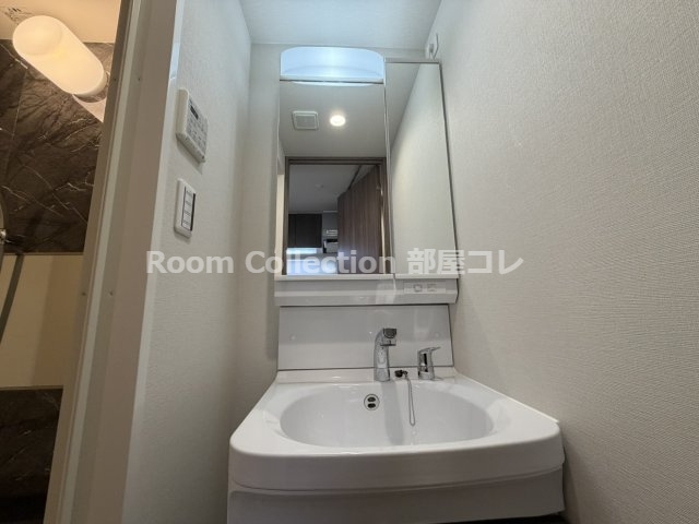 プレサンス高畑ルミアの洗面所|同シリーズイメージ写真
反転色違い
現況と異なる場合現況優先