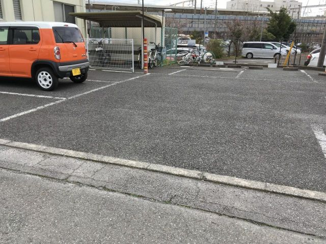 ペールグリーンエムズビルⅡの駐車場