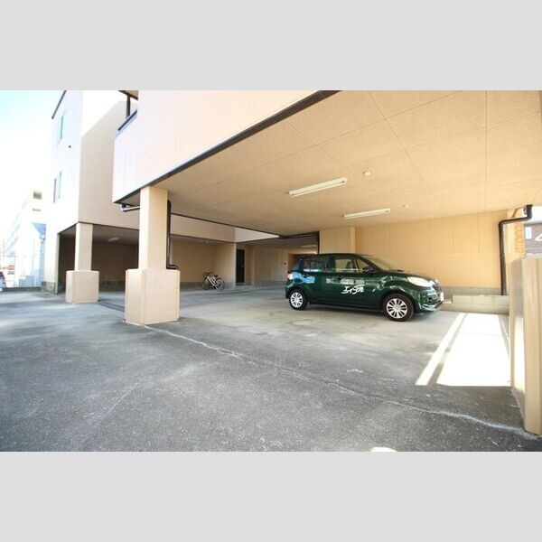 ルフレールの駐車場