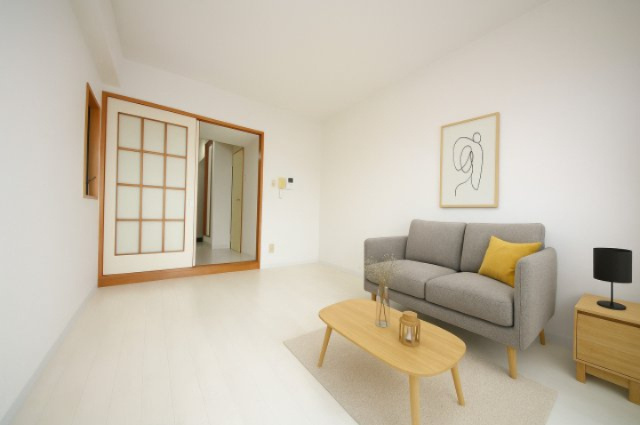 グラースコートの居間・リビング|バーチャルステージングの写真となります。家具家電等は付帯しません。参考にご覧くださいませ。