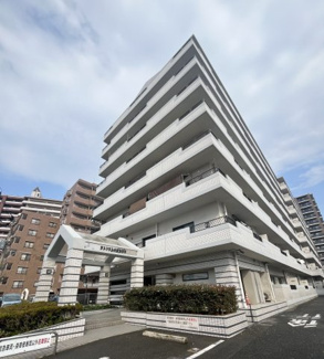 【外観】 | 【博多エリアへの好アクセスが魅力】
JR鹿児島本線「吉塚」駅から徒歩圏内。博多駅まで1駅という立地は、通勤・通学だけでなく休日のお出かけにも大変便利です。