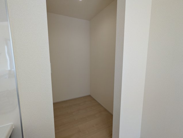 水戸市内原町　第12の収納|キッチン横のパントリーには、備蓄品や非常食のストックなどすっきり収納していただけます