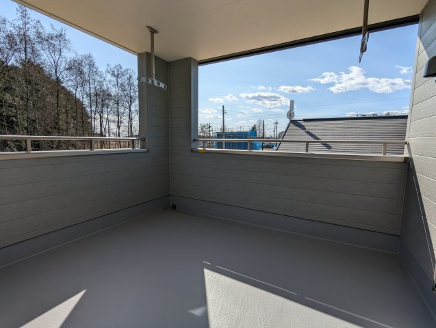水戸市内原町　第12のバルコニー|暖かな日差しのふりそそぐ広々ルーフバルコニー、たくさんの洗濯物が干せます～