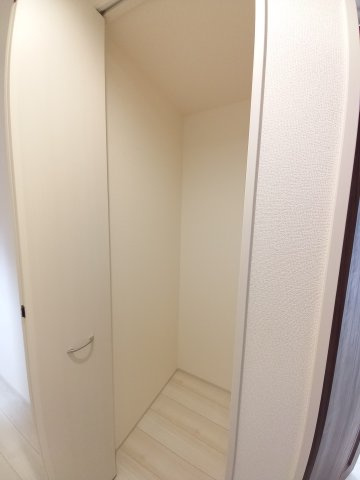 水戸市内原町　第12の収納|1階のクローゼットには、季節ものの家電や掃除機などがすっきり収納できます（同施工物件）