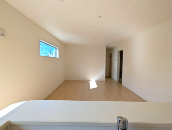 水戸市内原町　第12の居間・リビング|キッチンから見たリビングです。リビングは家族皆が集まる場所～家族会議からお子様の日々の成長を感じれる場所です。（同施工物件）