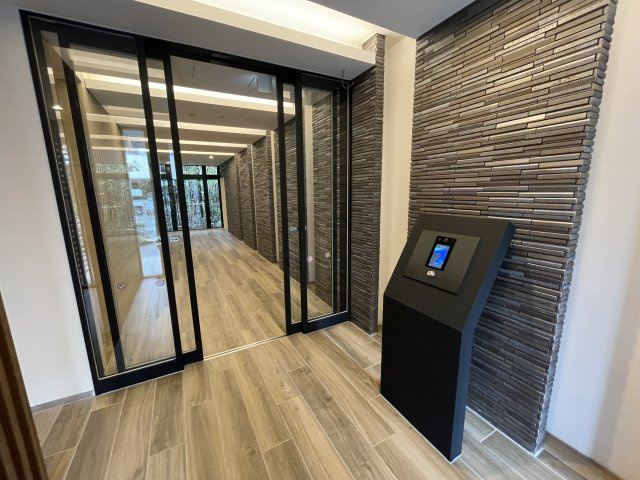 ＫＤＸレジデンス西調布（旧ＴＨＥ　ＰＡＬＭＳ西調布）のエントランス