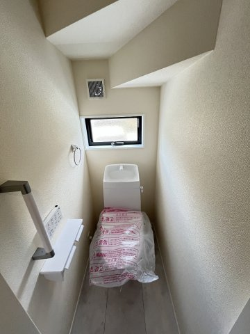 【トイレ】 | 福岡市南区長住5丁目第2　1号棟（全3棟）【仲介手数料無料・0円】 | 現地写真。1階のトイレです。