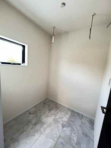 【ランドリースペース】 | 福岡市南区長住5丁目第2　1号棟（全3棟）【仲介手数料無料・0円】 | 現地写真。