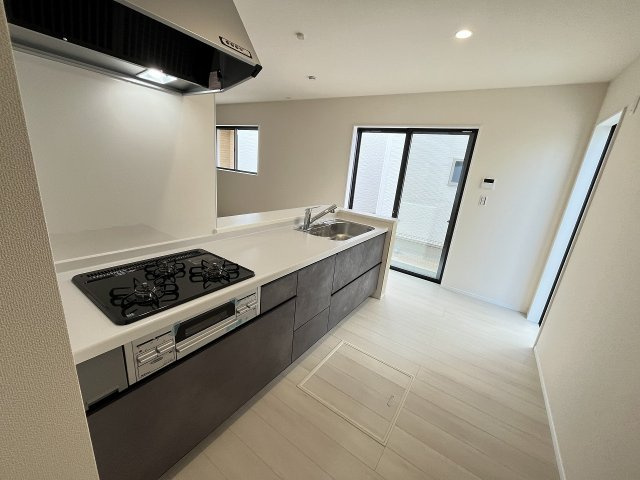 【キッチン】 | 福岡市南区長住5丁目第2　1号棟（全3棟）【仲介手数料無料・0円】 | 施工例。施工例は完成時と異なる場合があります。
