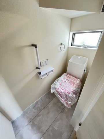 【内装】 | 福岡市南区長住5丁目第2　2号棟（全3棟）【仲介手数料無料・0円】 | 施工例。1階のトイレです。施工例は完成時と異なる場合があります。