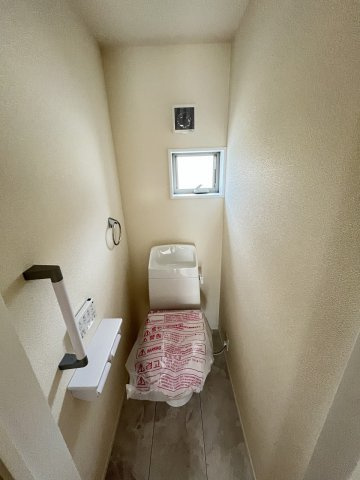 【内装】 | 福岡市南区長住5丁目第2　2号棟（全3棟）【仲介手数料無料・0円】 | 施工例。2階にもトイレです。施工例は完成時と異なる場合があります。