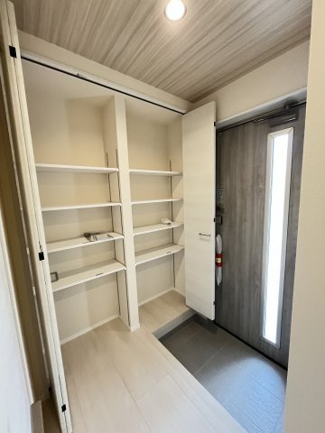 【玄関】 | 福岡市南区長住5丁目第2　2号棟（全3棟）【仲介手数料無料・0円】 | 現地施工例。施工例は完成時と異なる場合があります。。