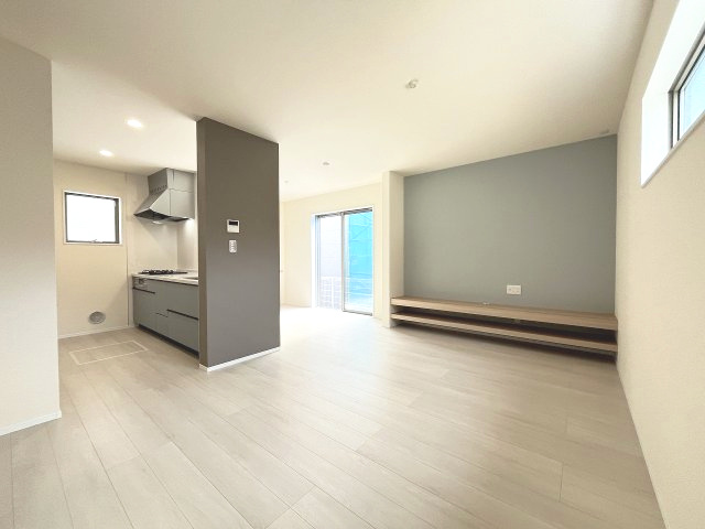 【内装】 | 福岡市南区長住5丁目第2　2号棟（全3棟）【仲介手数料無料・0円】 | 施工例。リビングです。施工例は完成時と異なる場合があります。