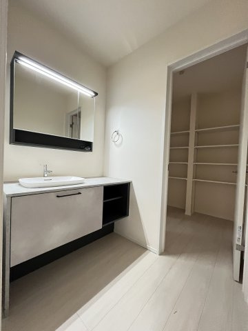 【洗面所】 | 福岡市南区長住5丁目第2　2号棟（全3棟）【仲介手数料無料・0円】 | 施工例。施工例は完成時と異なる場合があります。