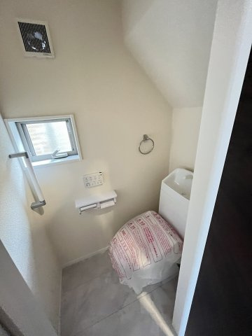 【内装】 | 福岡市南区長住5丁目第2　3号棟（全3棟）【仲介手数料無料・0円】 | 施工例。1階のトイレです。施工例は完成時と異なる場合があります。