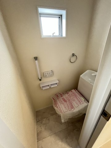 【内装】 | 福岡市南区長住5丁目第2　3号棟（全3棟）【仲介手数料無料・0円】 | 施工例。2階にもトイレです。施工例は完成時と異なる場合があります。