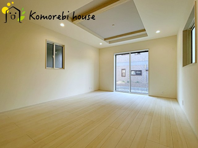 さいたま市大宮区堀の内町２丁目　２期　新築一戸建て　ブルーミングガーデン　02の居間・リビング|使いやすい居間です