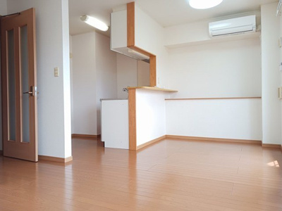 【居間・リビング】 | フィオーレ白浜Ⅰ | ゆったりとした居間です