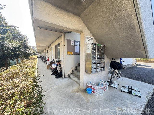 平和マンションのエントランス