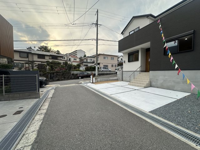 神戸市垂水区神陵台７丁目戸建１号地の前面道路含む現地写真