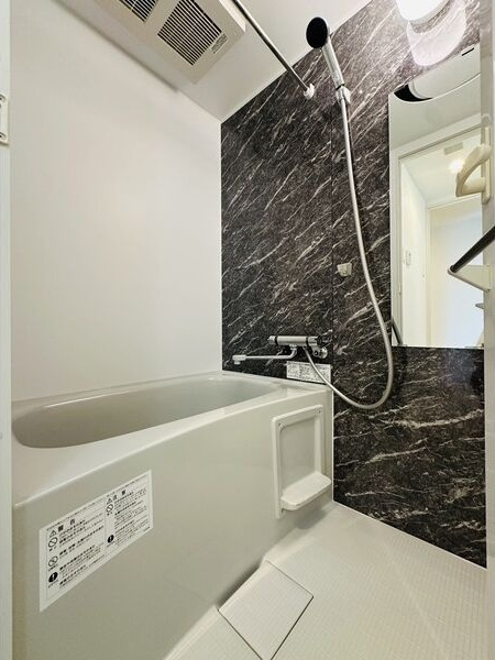 ディアレイシャス大須観音IIIの浴室