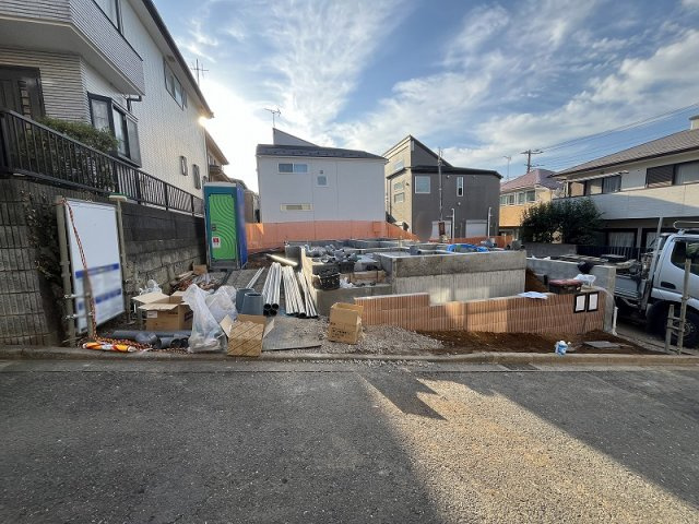 【外観】 | 東久留米市浅間町3丁目　新築一戸建住宅　全2棟　(保谷店) | LDK内に階段がある設計なので、会話がとりやすくご家族の仲も自然と深まりそうです。