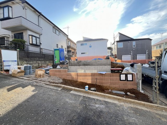 【外観】 | 東久留米市浅間町3丁目　新築一戸建住宅　全2棟　(保谷店) | 最寄り駅の西武池袋線「ひばりヶ丘」駅まで徒歩8分。急行停車駅の為、都心部へのアクセス良好。
