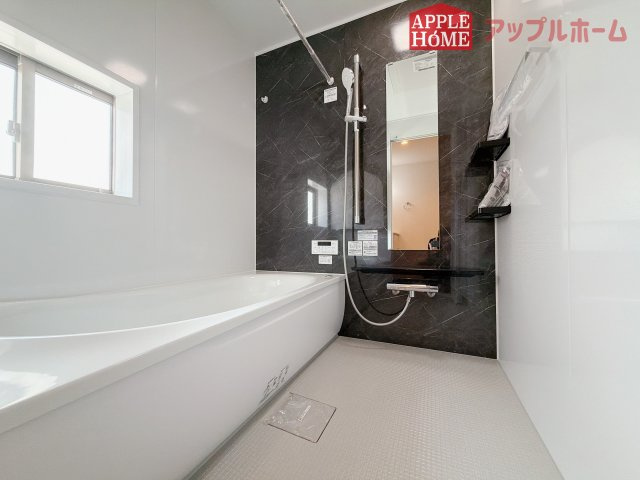 【新築住宅】坂戸市にっさい花みず木 11期 全5棟の浴室|窓付きのバスルームは、採光もあり明るく気持ちの良い空間です。窓があることで、換気環境も良好。掃除もスムーズに出来ます♪
