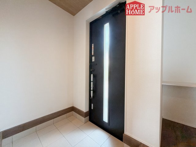 【新築住宅】坂戸市にっさい花みず木 11期 全5棟の玄関|住まう人も来客も入った時にワクワクさせてくれるオシャレな玄関♪収納もたっぷりあるので、靴がたくさんあっても安心！