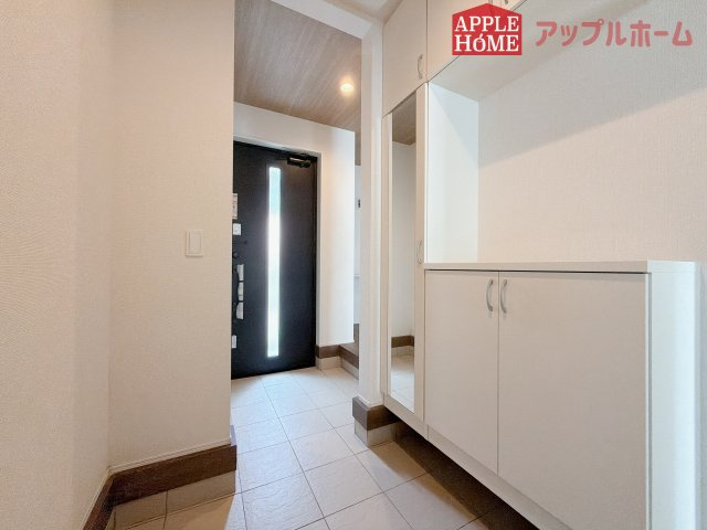 【新築住宅】坂戸市にっさい花みず木 11期 全5棟の玄関|住まう人も来客も入った時にワクワクさせてくれるオシャレな玄関♪収納もたっぷりあるので、靴がたくさんあっても安心！