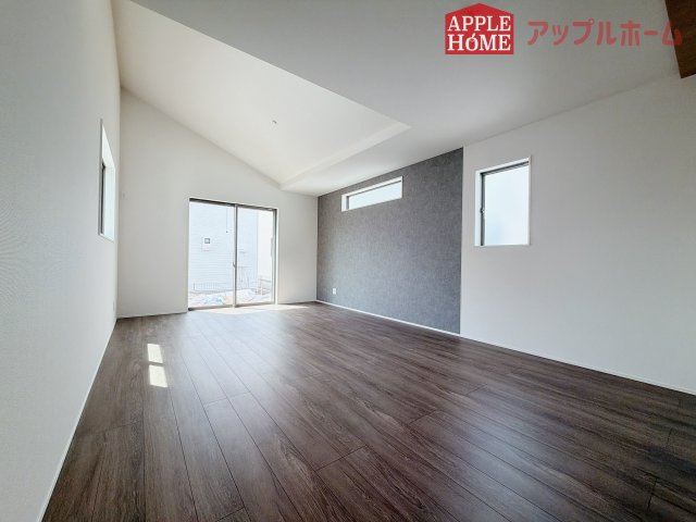 【新築住宅】坂戸市にっさい花みず木 11期 全5棟の居間・リビング|窓から差し込む光で家族を温かく包み込みます。明るいリビングで子育てする喜びを☆いつでも見学可能です！