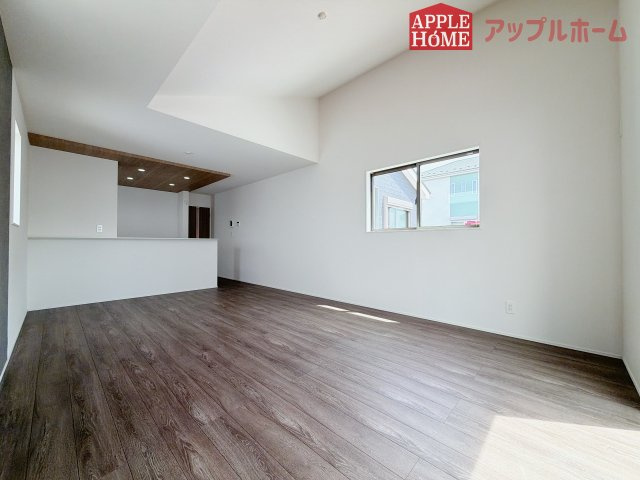 【新築住宅】坂戸市にっさい花みず木 11期 全5棟の居間・リビング|広々リビング×対面キッチンで家族の会話も弾みます♪家族団らんの秘訣は間取りにあり☆夢のマイホームを一緒に叶えましょう！
