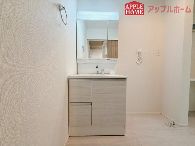 【新築住宅】坂戸市にっさい花みず木 11期 全5棟の独立洗面台|三面鏡付きの洗面化粧台ですので、たっぷりと収納いただけます。白を基調とした清潔感のある快適空間です。毎日の身支度も気持ち良くお使い頂けます！！
