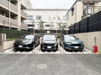 【駐車場】 | マンションの駐車場スペース。空きの有無や駐車料金、サイズ規定などについては、改めてお問い合わせください。～即日のご見学可能～　お問合せはお気軽にどうぞ。
