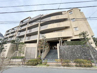 【外観】 | 青空によく映える建物です。手入れの行き届いた外壁やマンション正面エントランスなど、綺麗な姿をぜひ一度、現地にてご覧ください。～即日のご見学可能～　お問合せはお気軽にどうぞ。
