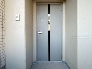 【その他共用部分】 | 皆様をお迎えする、お部屋の玄関ドア。開けやすさや開放角度、ドアノブの操作しやすさや鍵の形状などを、現地で一度ご確認ください。～即日のご見学可能～　お問合せはお気軽にどうぞ。